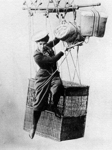 000000000 Käthe Paulus was a German exhibition parachute jumper and the inventor of the first ...jpg