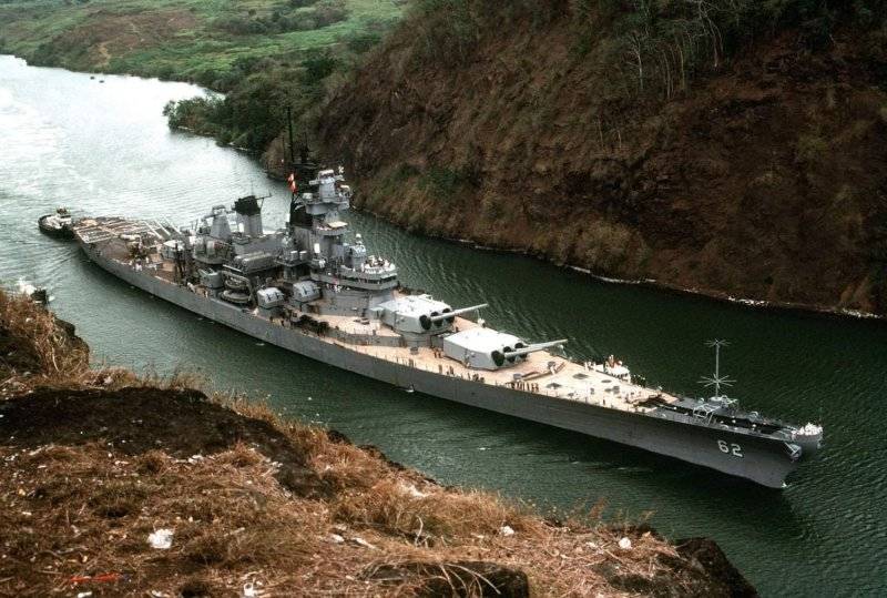 00000000e USS New Jersey (BB-62) transiting the Panama Canal, April 1984.jpg