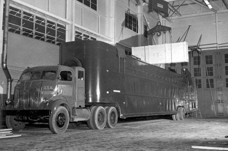 000000n twin-engine Ford cab-over-engine pulling 60-foot-long supertrailer.jpg