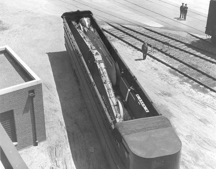 000000p twin-engine Ford cab-over-engine pulling 60-foot-long supertrailer 3.jpg
