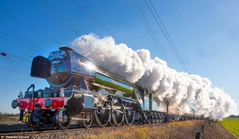 00578-3463466-Glorious_The_Flying_Scotsman_makes_its_first_run_with_passengers-a-6_1456429601610.jpg