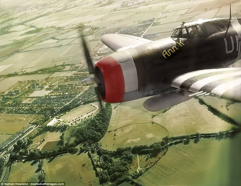 00578-6168489-B_17F_42_5918_flying_in_formation_in_November_1943_The_words_Ann-a-7_1536942701590.jpg