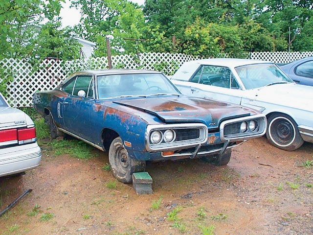 0406mm_01_z+1970_dodge_coronet_super_bee+junk_yard.jpg