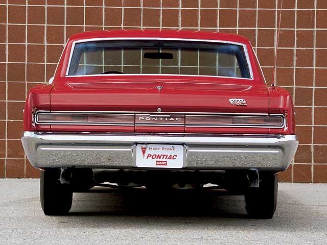 0507pon_3z-1964_Pontiac_GTO-Rear_View.jpg