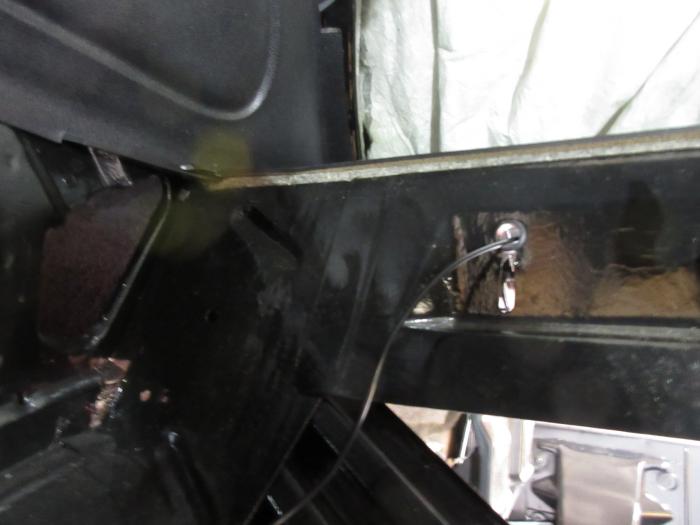 06_rear_speaker_wire_routing_01.JPG