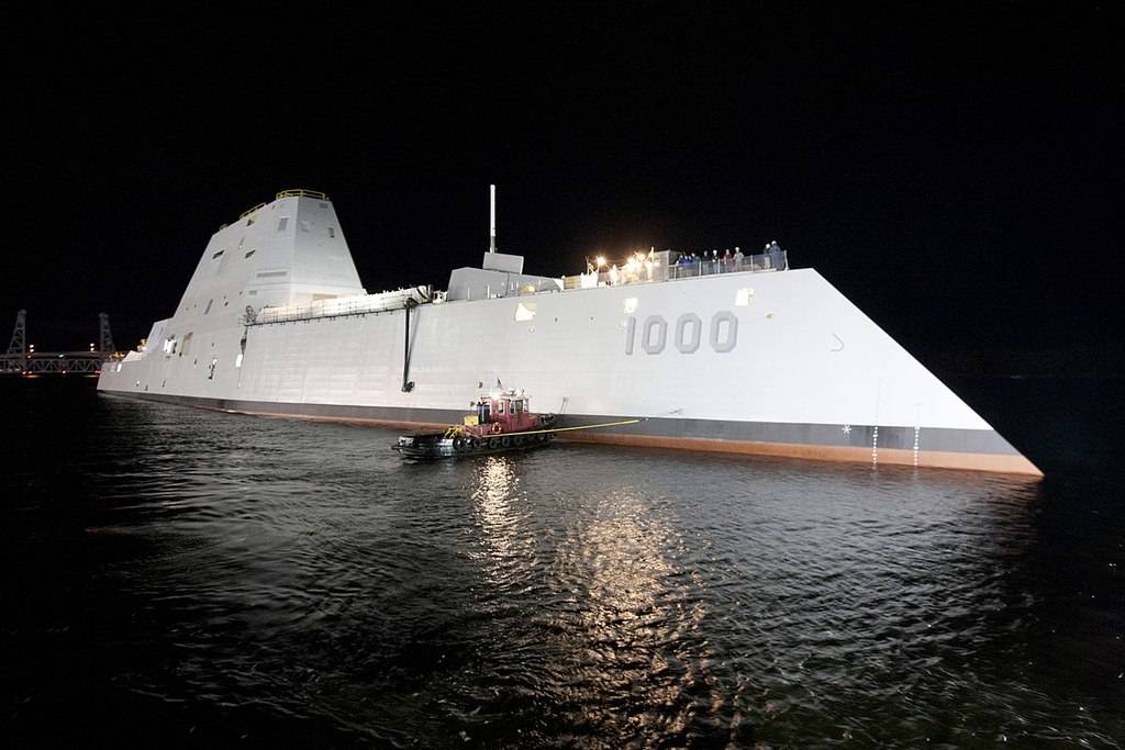 1200px-USS_Zumwalt_%28DDG-1000%29_at_night.jpg