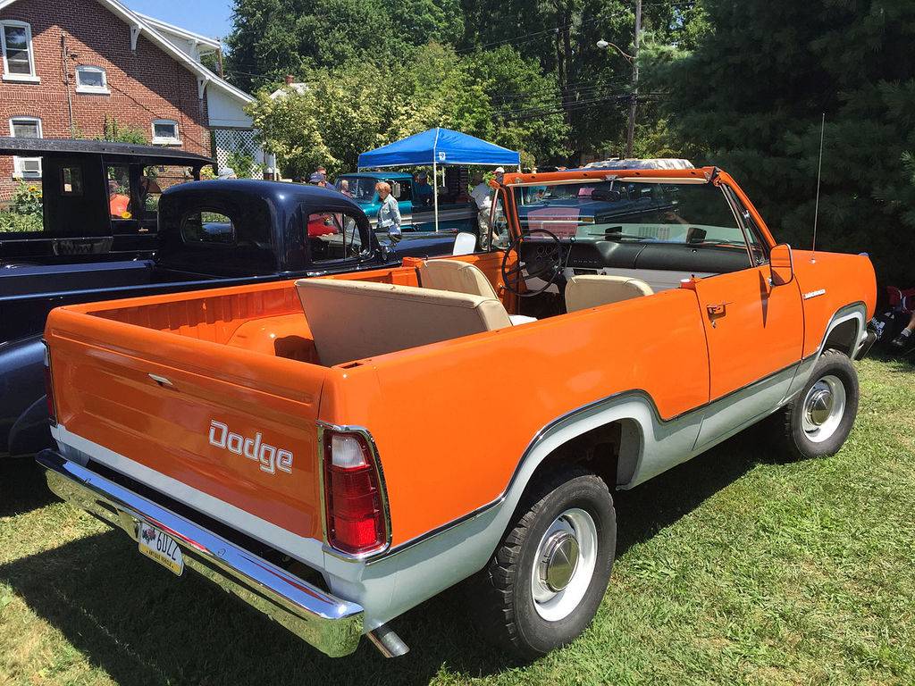 1280px-1974_Dodge_Ramcharger_topless_SUV_at_2015_Macungie_show_2of2.jpg