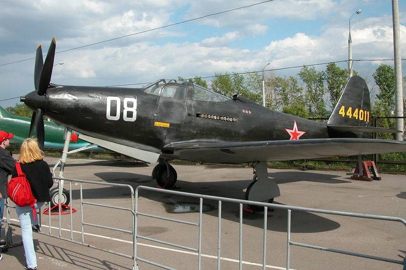 1280px-Bell_P-63_Kingcobra_on_display_in_Victory_Park%2C_Moscow._Photo_taken_in_June_2004.jpg