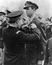 170px-Jimmy_Stewart_getting_medal.jpg