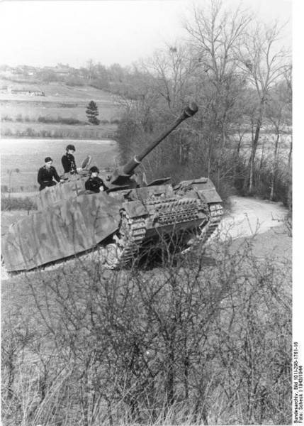 18.-Bundesarchiv_Bild_101I-298-1761-16_Nordfrankreich_Panzer_IV-458x640.jpg