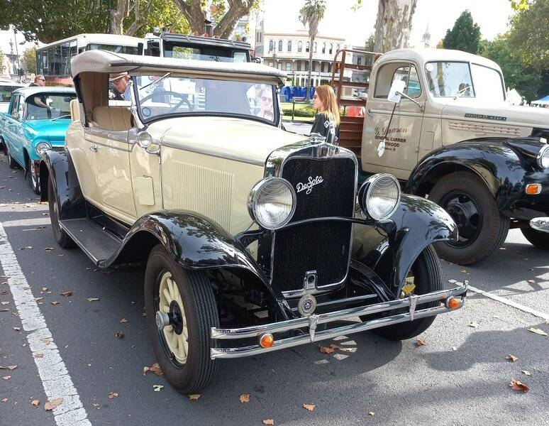 1930 DeSoto Straight 8.jpg