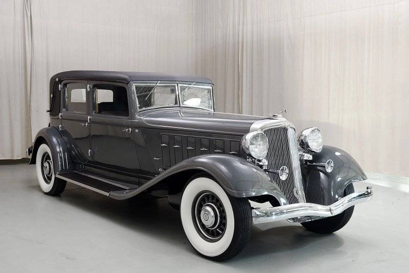 1933 Chrysler CL Imperial Sedan 1.jpg
