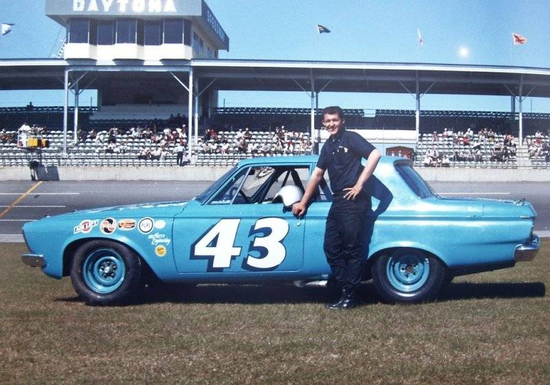 1963 43 Plymouth at Daytona.jpg