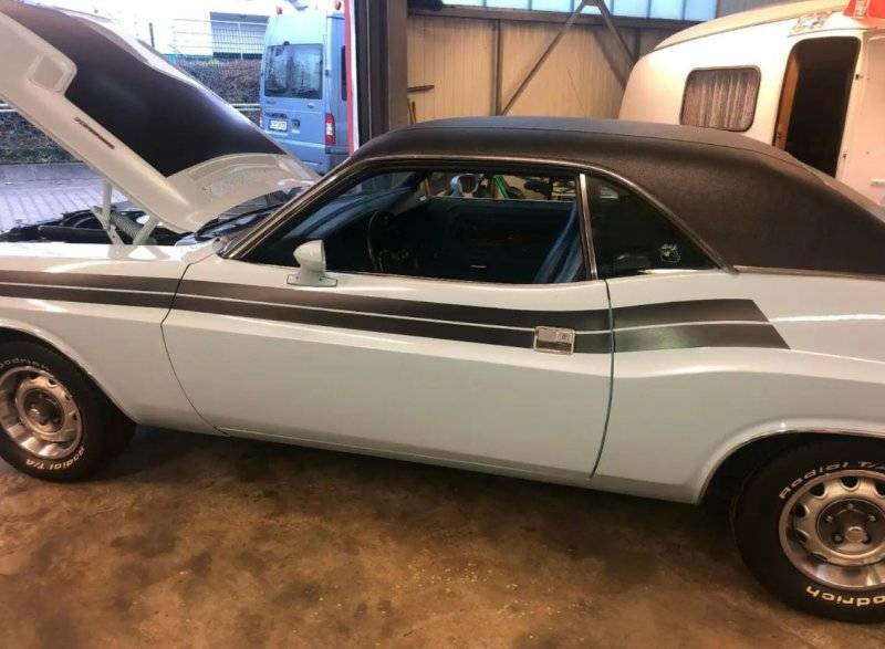 1973-Dodge-Challenger-black-vinyl.jpg