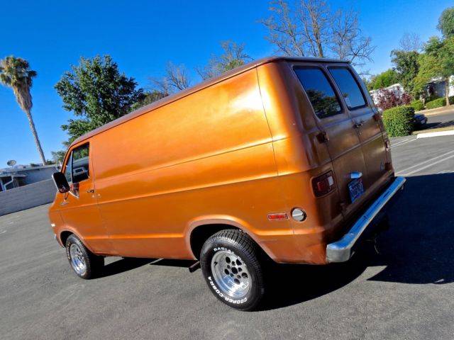 1976-dodge-tradesman-200-van-custom-shaggin-vannin-1975-1974-1973-1972-1971-4.jpg