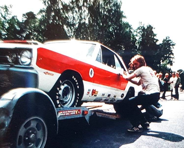 1978 unloading Dart.jpg