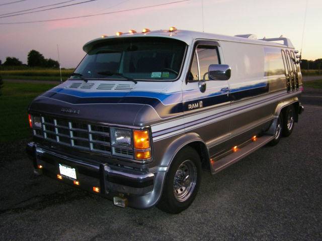 1989-dodge-b350-base-extended-passenger-van-3-door-59l-1.jpg