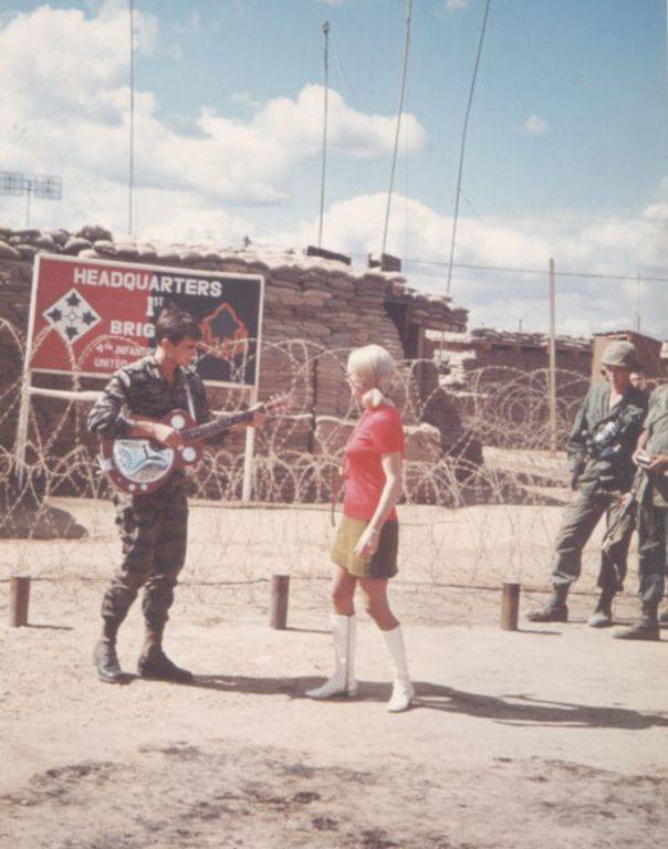1f5b2d4f356342b4d3e283d424bfeb5a--vietnam-history-bob-hope.jpg