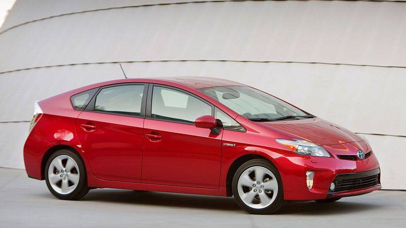 2012-toyota-prius-front-34.jpg