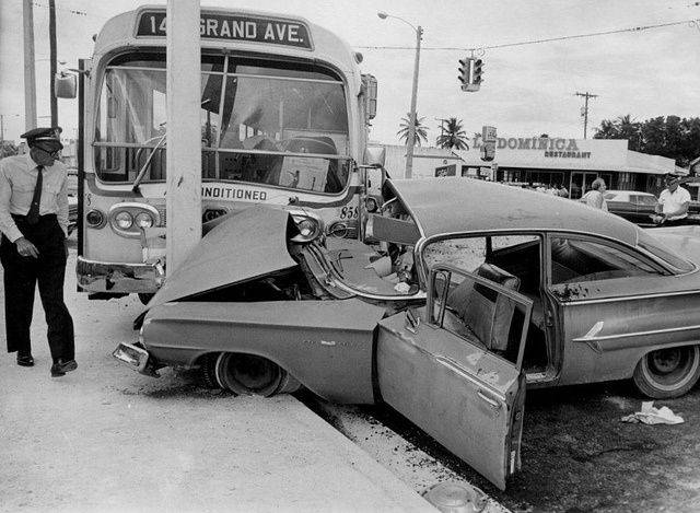 229c342093d09f7d39e65391cb13f2e9--photos-vintage-car-crash.jpg