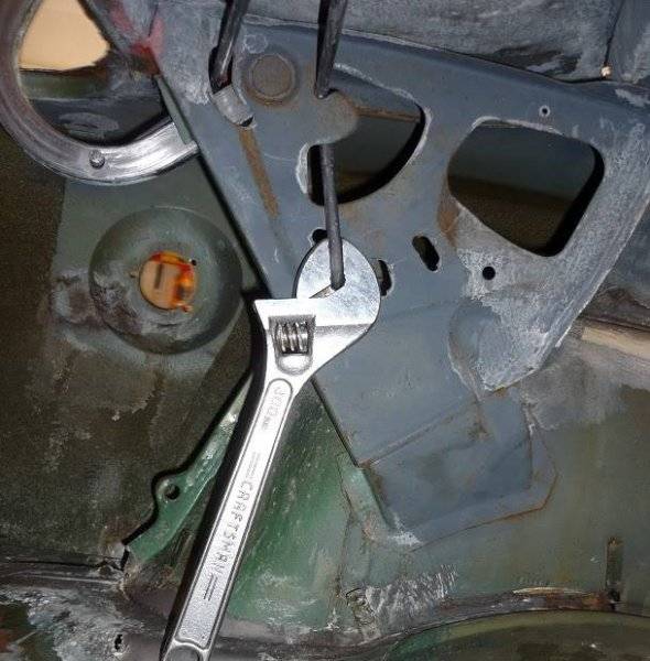 23-26-deck-lid.-r-torsion-rod-re-install6.jpg