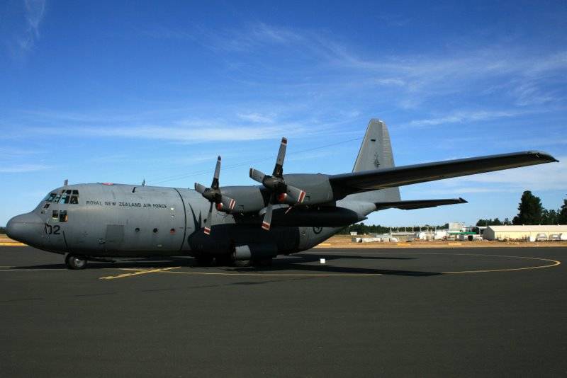 28NZ7002%29_of_No_40_Squadron_of_the_Royal_New_Zealand_Air_Force_at_Hobart_International_Airport.jpg