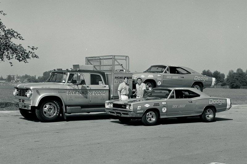 31-dick-mike-landy-1968-transporter-dodge-charger-coronet.jpg