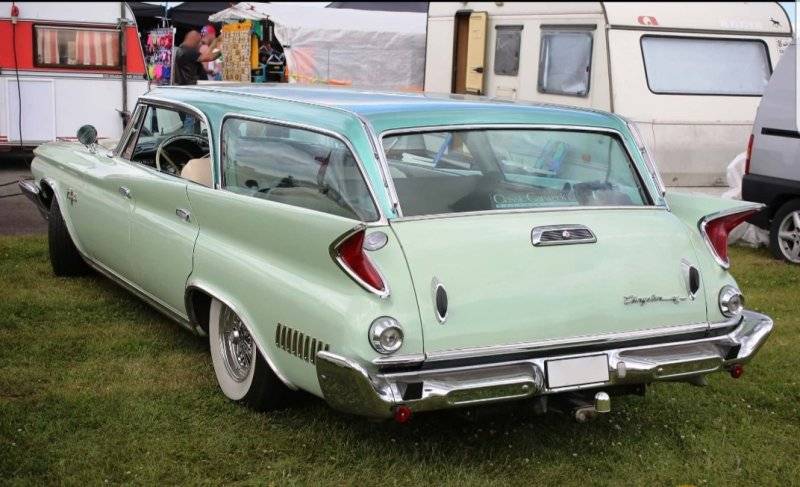 319 1960 Chrysler New Yorker Town & Country.jpg