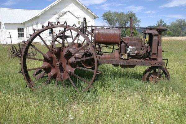 45fa0d3cedb68a03130d1bd09cca2671--old-tractors-antique-tractors.jpg