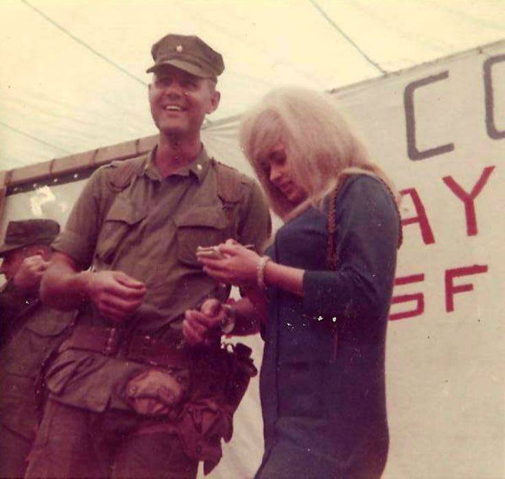 57bfeae0f605d7f459859d36a63f618c--jayne-mansfield-troops.jpg