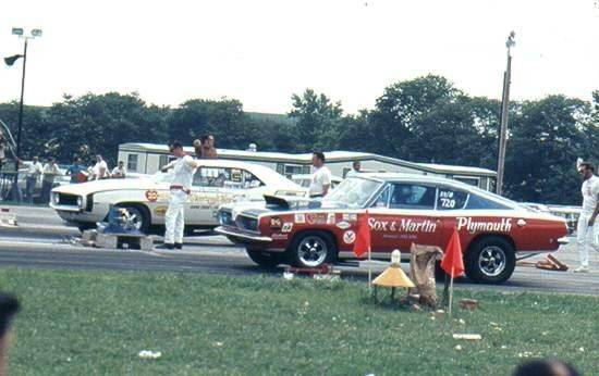 68 Barracuda Hemi SS BO29 Sox & Martin #6 against Grumpy 69 Camaro.jpg