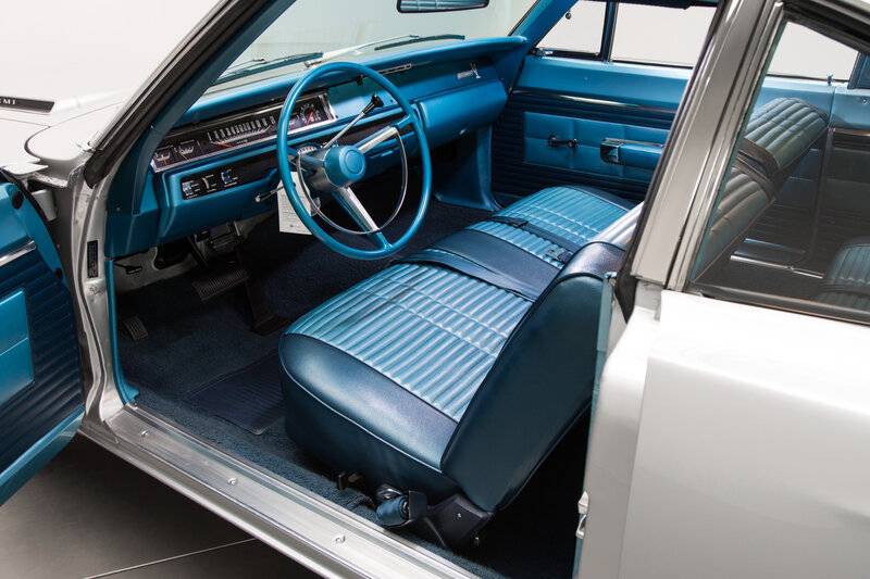 68 Roadrunner 426 Hemi A-4 silver mmissile @ FBBO interior.jpg