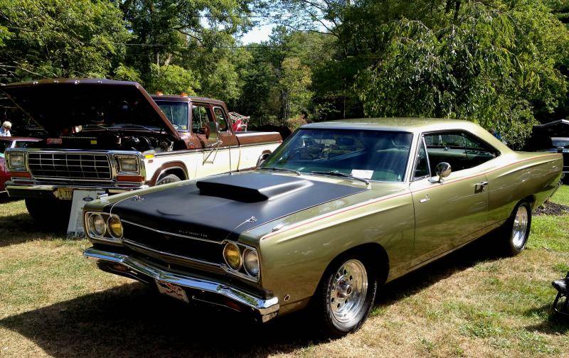 68 Roadrunner green & black with 6bbl hood.jpg