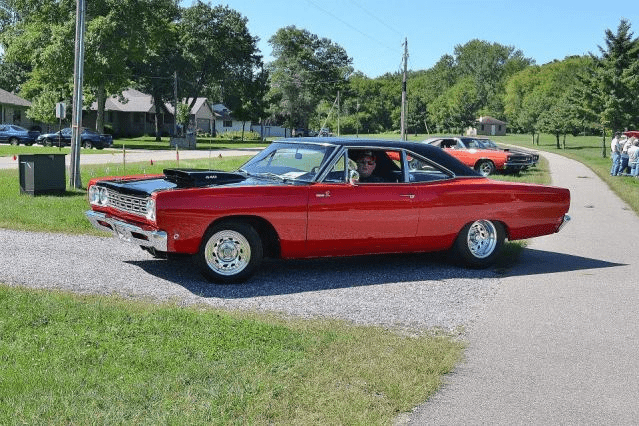 68 Roadrunner w-6bbl hood red-black.png