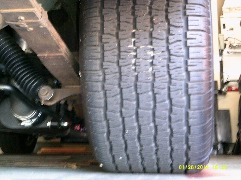 68 RR 295-50-15 Radial TA rear Tire #2 leaf clearance.JPG