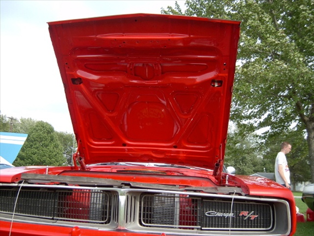69ChargerCarbedHoodOpenAtShowFrontCuXXXXX.jpg