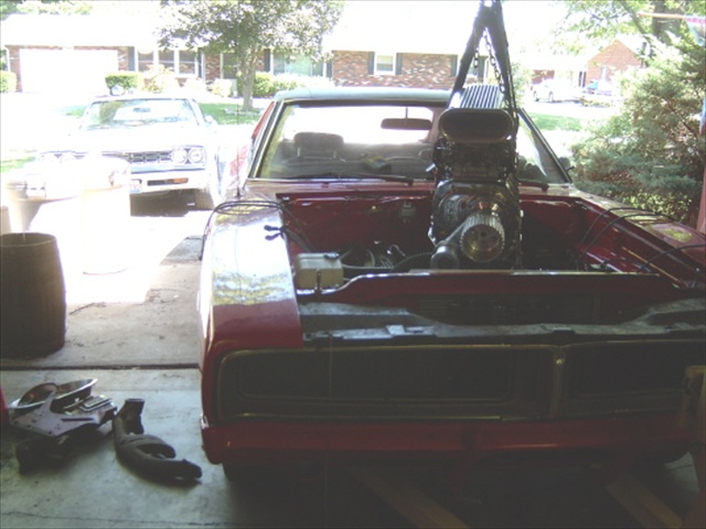 69ChargerDriverFrontEndBlownPullingEngineInGarageBlowerComingOffCudaKen.jpg