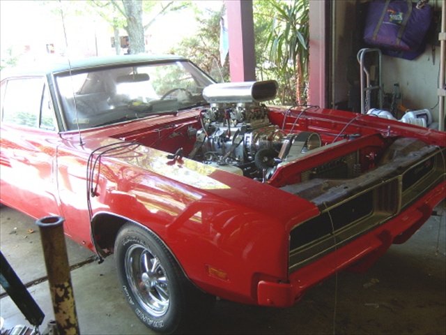 69ChargerDriverFrontEndBlownPullingEngineInGarageProgressCudaKen.jpg