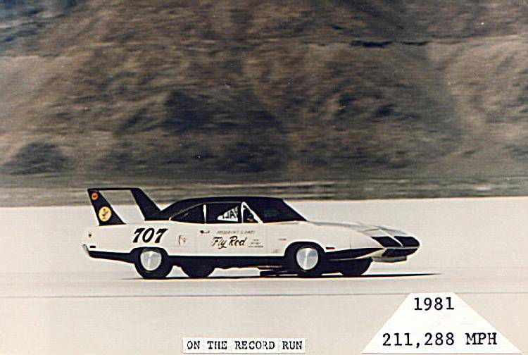 70 Superbird #707 @ Bonneville 211.288mph record run 1981.jpg