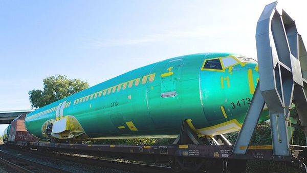 800px-Boeing_737_fuselage_train_hull_3473.jpg