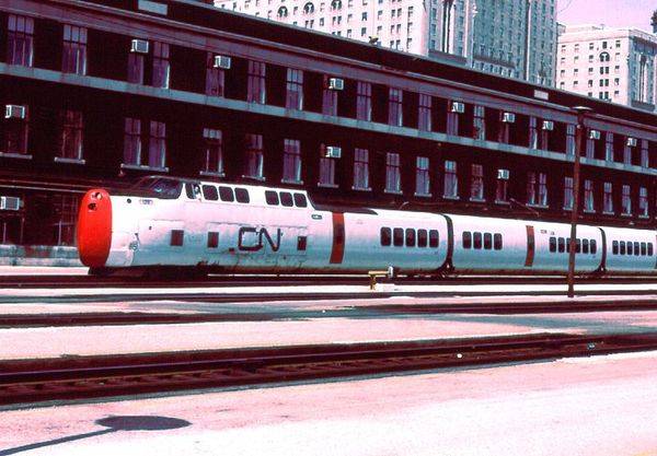 800px-CN_train_in_1975.jpg
