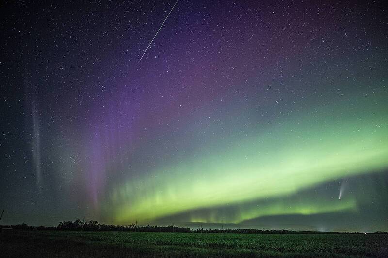 9744_steve_neowise_aurora_meteor_donna_lach-sm.jpg