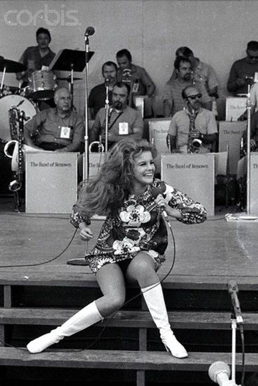 9a26b6618a6ac030e4821ca71bee5230--ann-margret-south-vietnam.jpg
