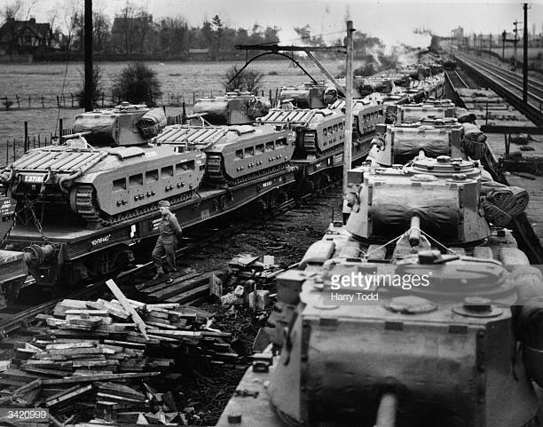 9th-april-1942-tanks-from-an-ordnance-factory-in-england-are-loaded-picture-id3420999?s=612x612.jpg