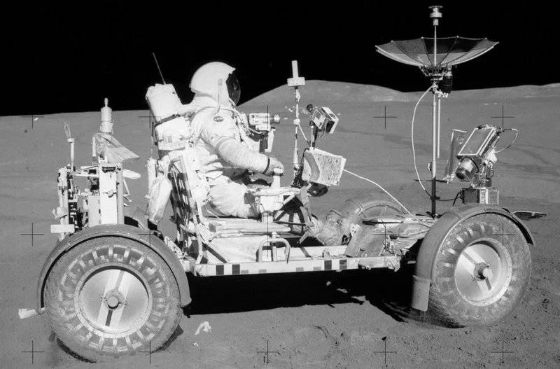 _126955761_1583px-apollo15lunarrover2.jpg~2.jpg