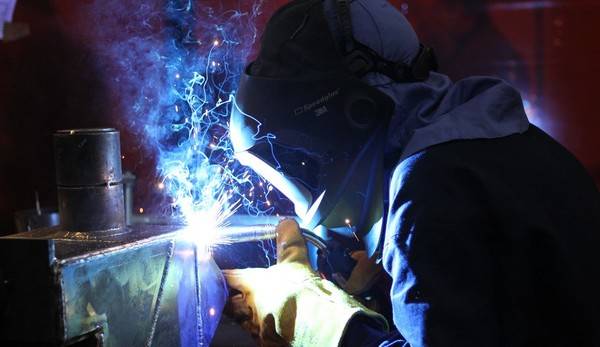 A-competitor-in-the-WorldSkills-London-2011-welding-category-e1431493525793.jpg