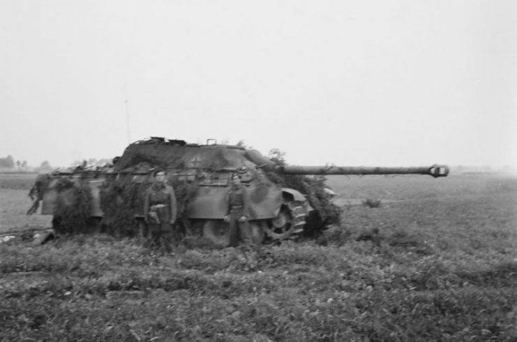 allied-troops-next-to-a-german-jagdpanther-near-gheel-velveeken-1944-741x490.jpg