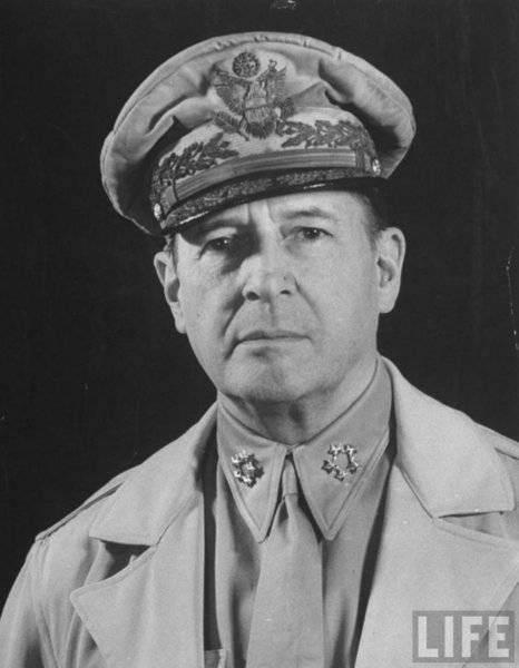 American Military General US Army Douglas MacArthur March 1947.jpg