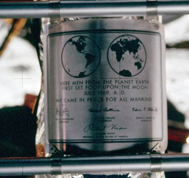 Apollo_11_plaque_closeup_on_Moon.jpg