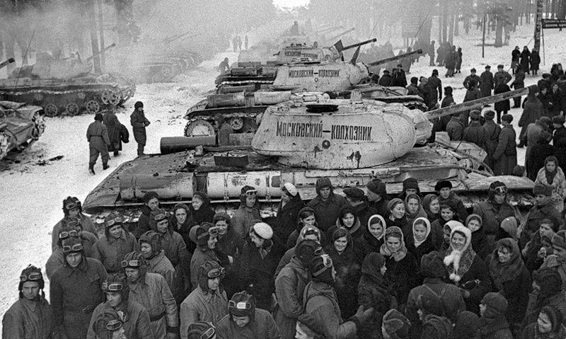 archive_87961_Collective_farmers_from_the_Moscow_suburbs_handing_over_tanks_to_Soviet_servicemen.jpg